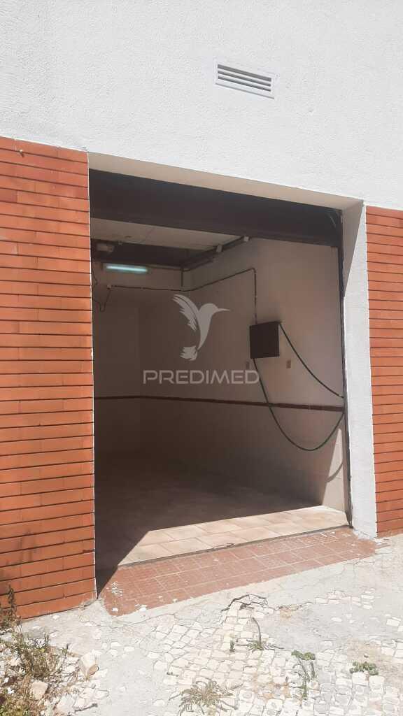 Garagem de rua ( 15 m² + 6 m² de mezzanine ) c./ água e electricidade