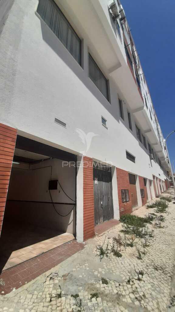 Garagem de rua ( 15 m² + 6 m² de mezzanine ) c./ água e electricidade