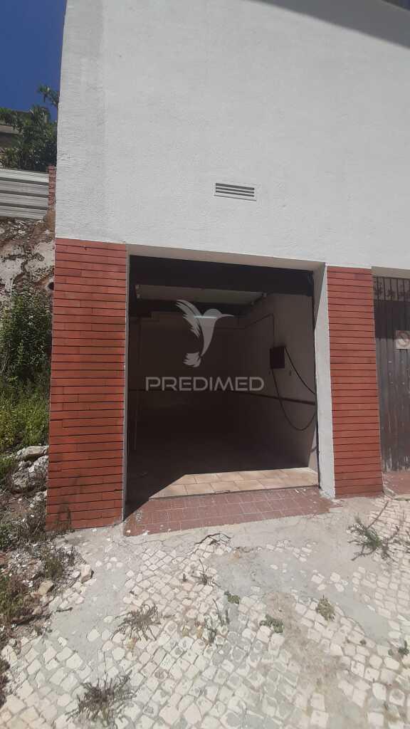 Garagem de rua ( 15 m² + 6 m² de mezzanine ) c./ água e electricidade