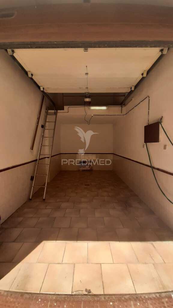 Garagem de rua ( 15 m² + 6 m² de mezzanine ) c./ água e electricidade