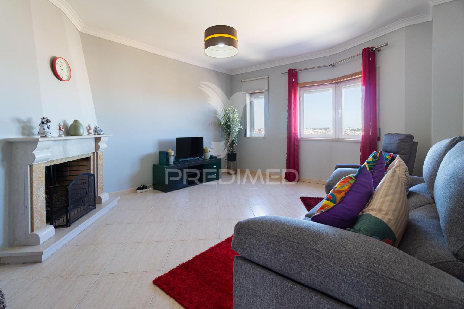Apartamento t2  com suíte - santa marta do  pinhal - corroios - 295.000 €