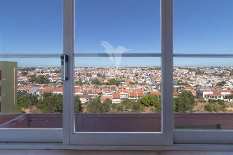 Apartamento t2  com suíte - santa marta do  pinhal - corroios - 289.900 €