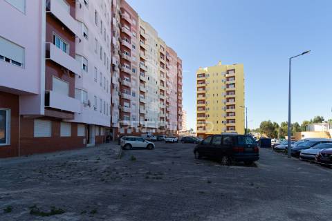 Apartamento t2  com suíte - santa marta do  pinhal - corroios - 289.900 €