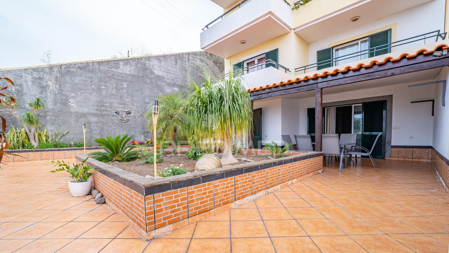 Apartamento t2+1 com espaço exterior e ambiente de moradia – caniço