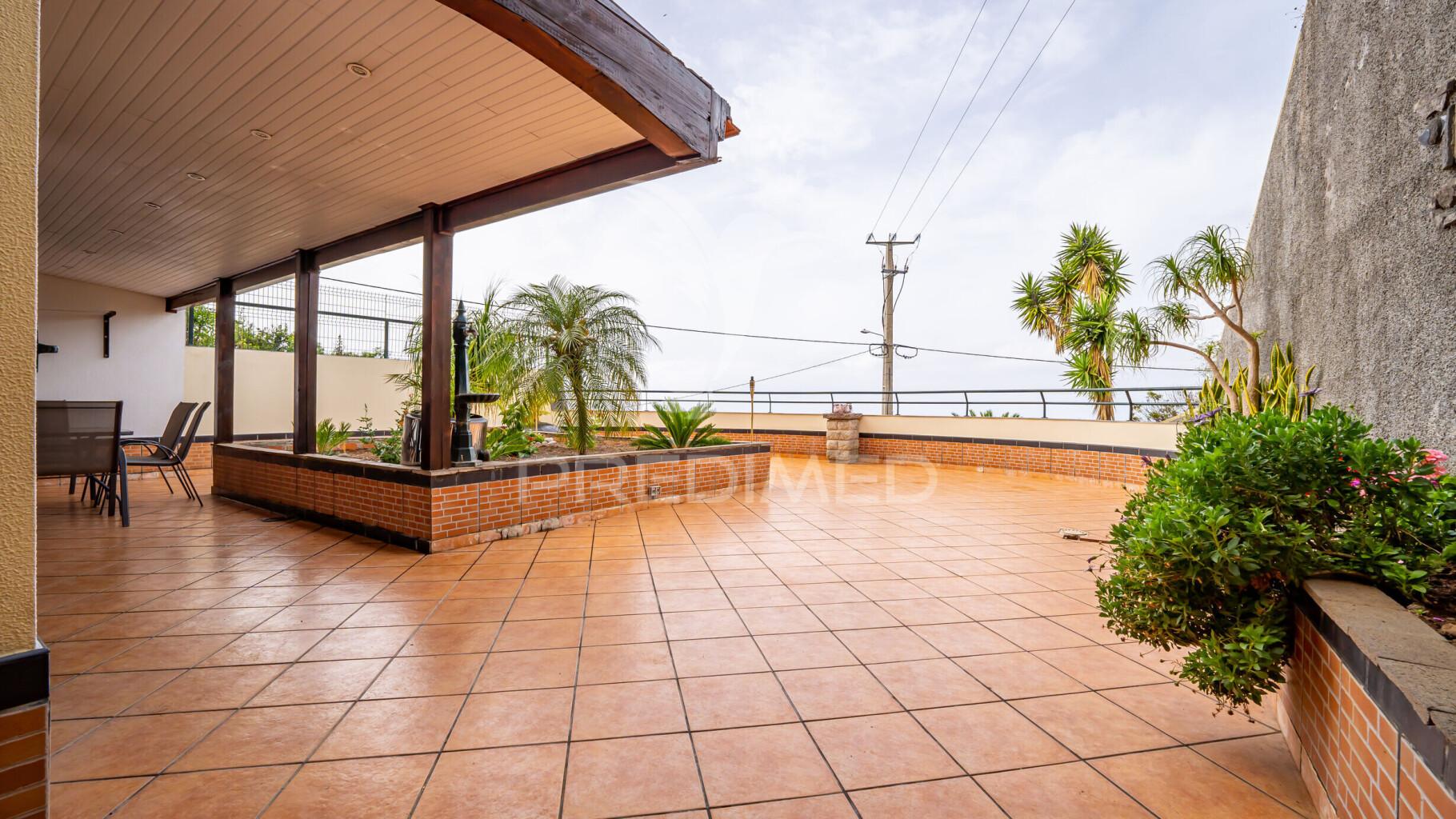 Apartamento t2+1 com espaço exterior e ambiente de moradia – caniço