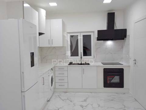 Quinta t1  área  12400 m2 a 4 km almeirim e 50 minutos de lisboa