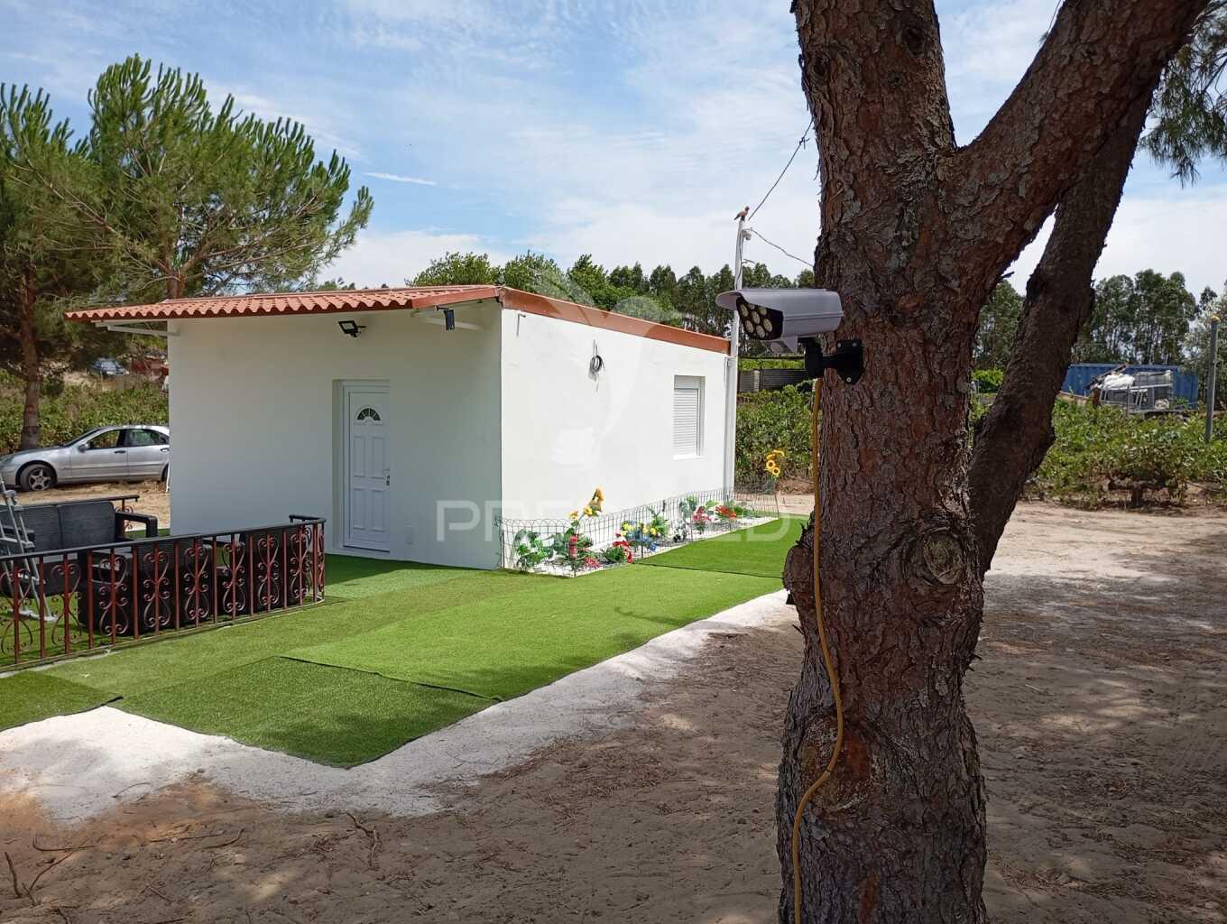 Quinta t1  área  12400 m2 a 4 km almeirim e 50 minutos de lisboa