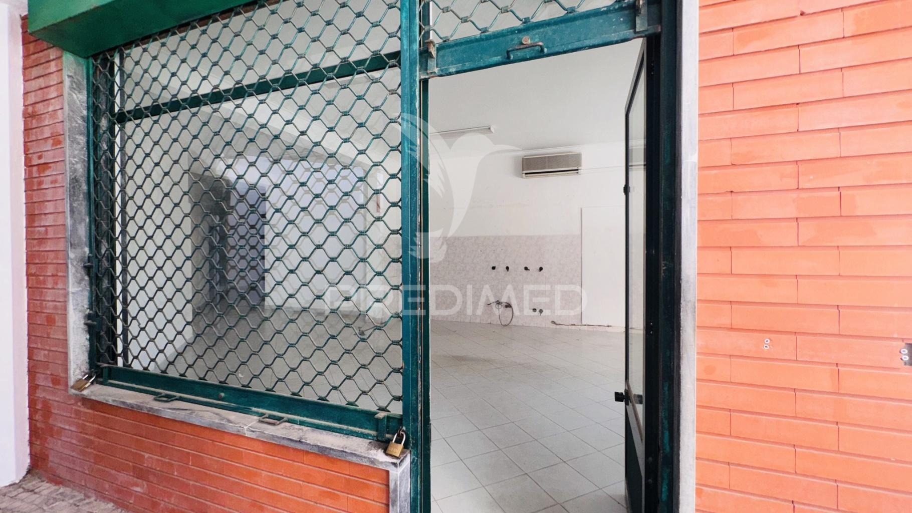 Loja com 71 m² no pragal – junto ao tribunal judicial de almada