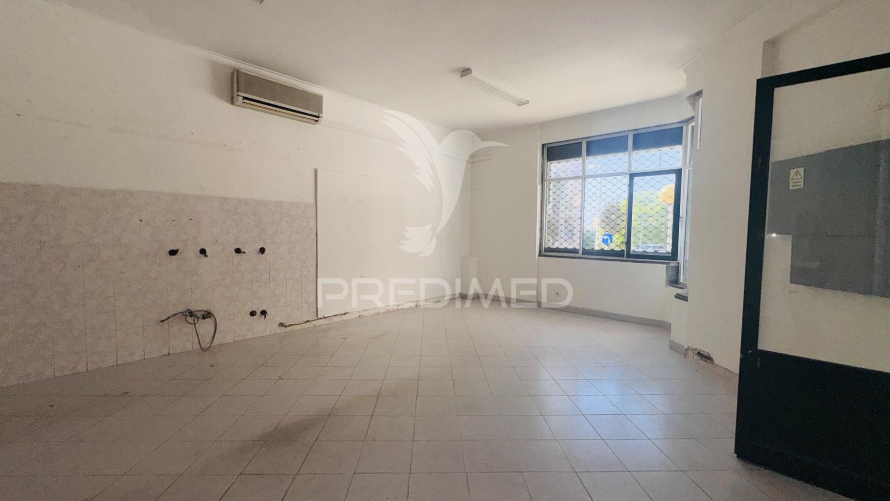 Loja com 71 m² no pragal – junto ao tribunal judicial de almada
