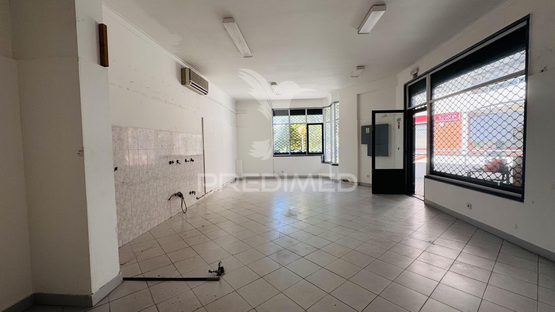 Loja com 71 m² no pragal – junto ao tribunal judicial de almada