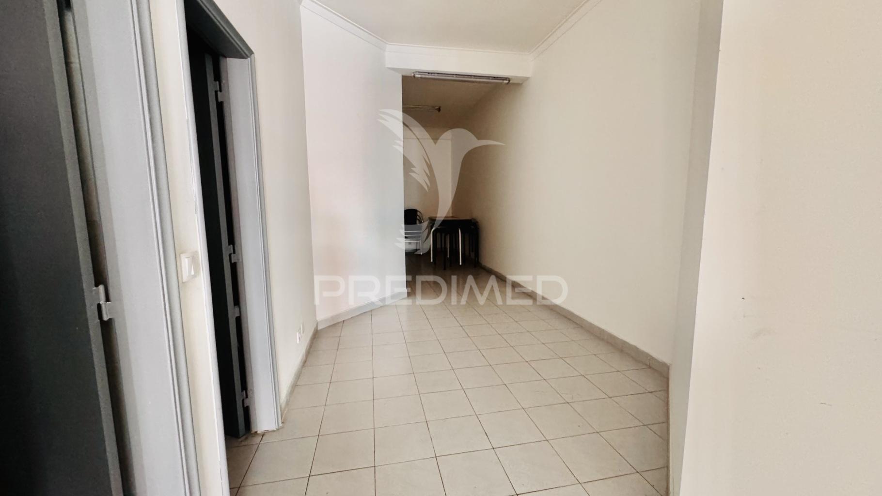 Loja com 71 m² no pragal – perto do tribunal judicial de almada