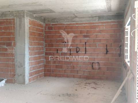 T3 duplex com parqueamento e churrasqueira