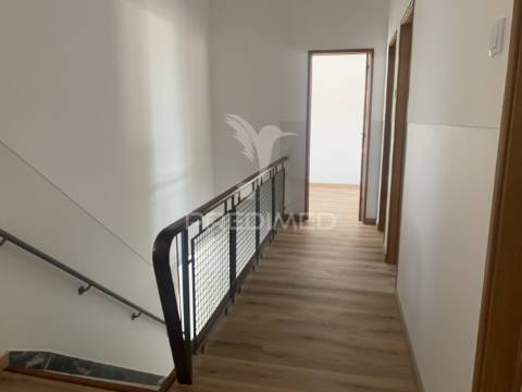 Moradia t3 com terraço em santiago do cacém