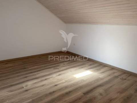 Moradia t3 com terraço em santiago do cacém