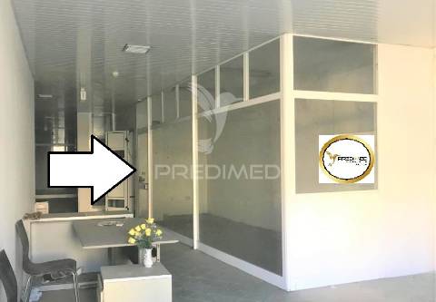 Ler a descrição loja em pequeno centro comercial – gondomar