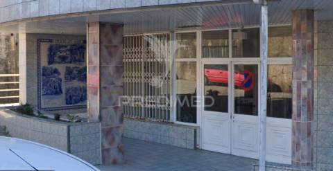 Ler a descrição loja em pequeno centro comercial – gondomar