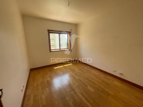 Apartamento t3 amplo no planalto de santarém – localização imbatível!