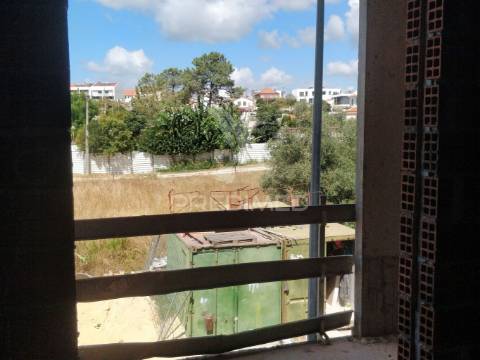 T3 duplex com parqueamento e churrasqueira