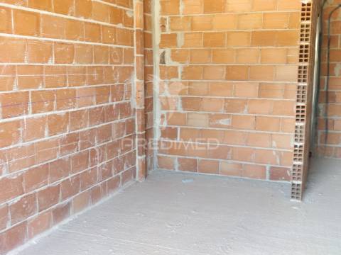 T3 duplex com parqueamento e churrasqueira