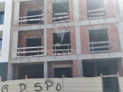 T3 duplex com parqueamento e churrasqueira