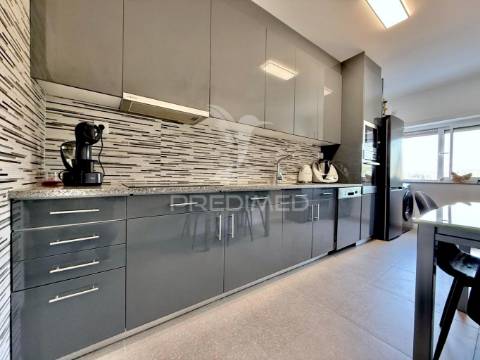 Encontre o seu espaço...fantástico apartamento renovado