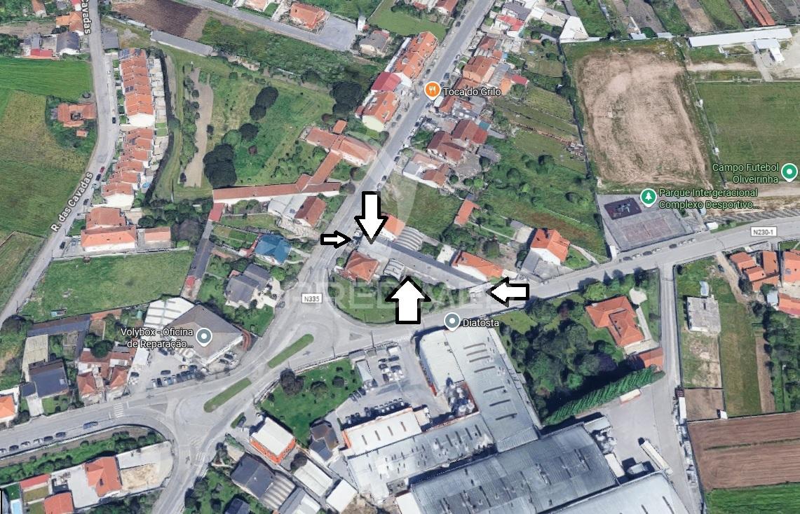 Armazém industrial amplo com duas frentes e escritório
