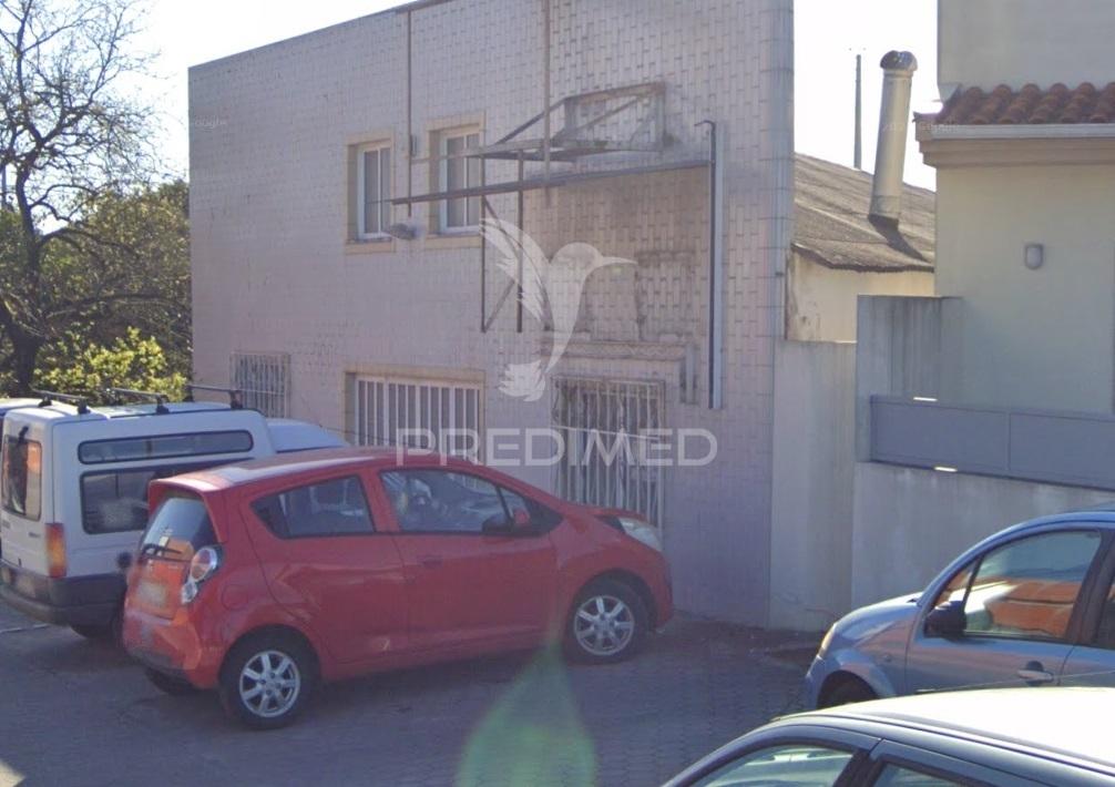 Armazém industrial amplo com duas frentes e escritório