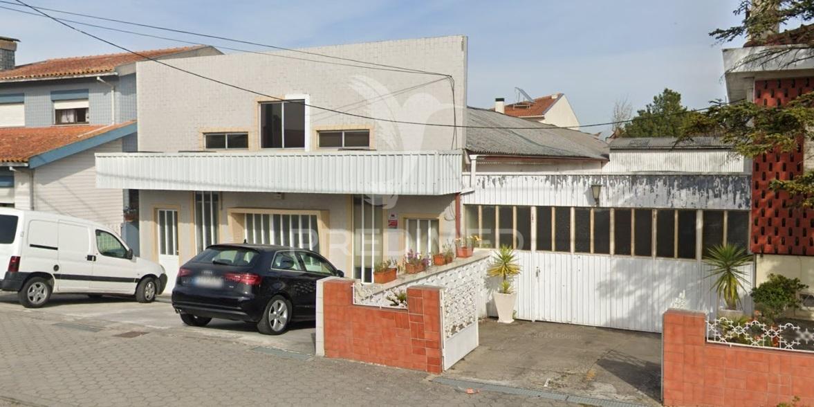 Armazém industrial amplo com duas frentes e escritório
