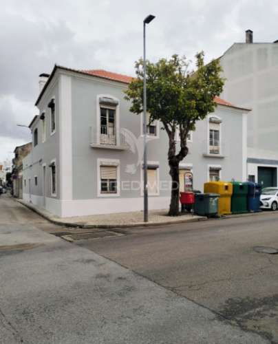 Moradia t6 à entrada de almeirim – projeto em fase de recuperação com elevado potencial