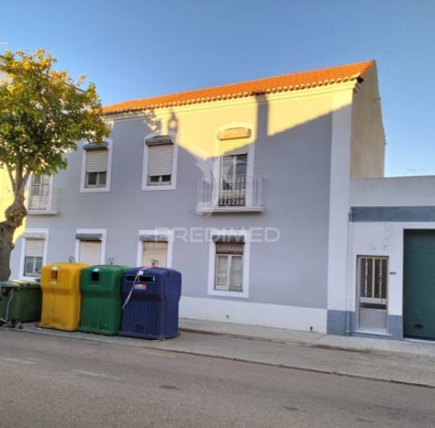 Moradia t6 à entrada de almeirim – projeto em fase de recuperação com elevado potencial