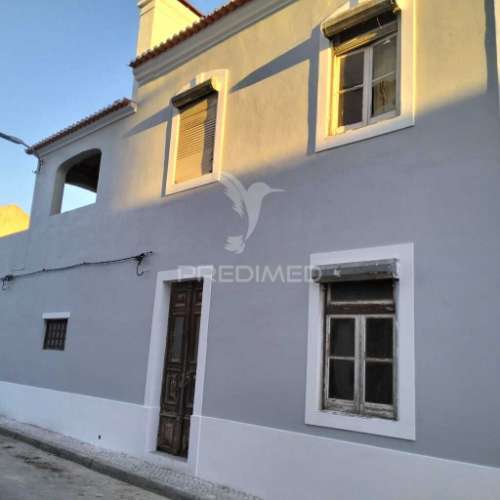 Moradia t6 à entrada de almeirim – projeto em fase de recuperação com elevado potencial