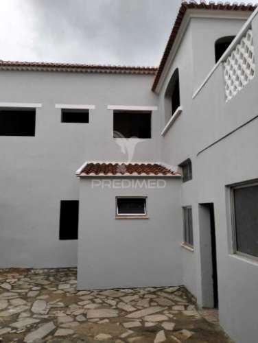 Moradia t6 à entrada de almeirim – projeto em fase de recuperação com elevado potencial