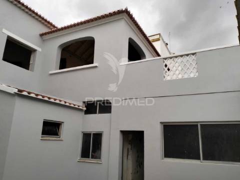 Moradia t6 à entrada de almeirim – projeto em fase de recuperação com elevado potencial