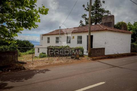 Moradia de dois pisos com terreno – freguesia de rosais