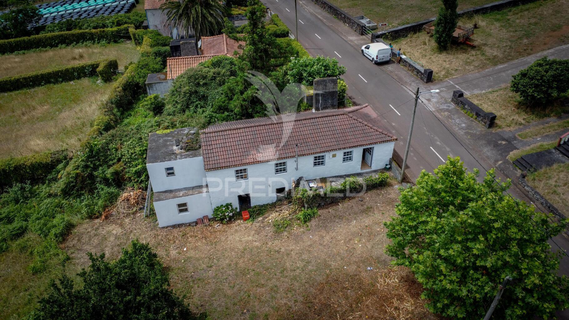 Moradia de dois pisos com terreno – freguesia de rosais