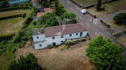 Moradia de dois pisos com terreno – freguesia de rosais