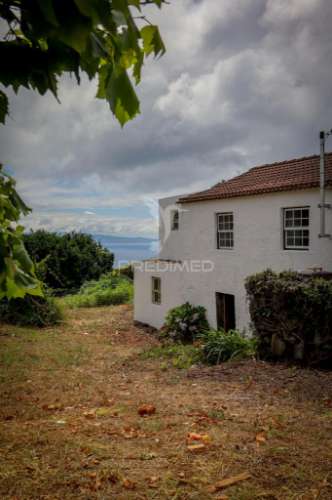 Moradia de dois pisos com terreno – freguesia de rosais