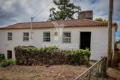 Moradia de dois pisos com terreno – freguesia de rosais