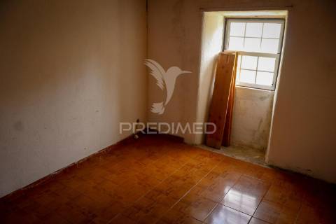 Moradia de dois pisos com terreno – freguesia de rosais