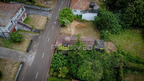 Moradia de dois pisos com terreno – freguesia de rosais