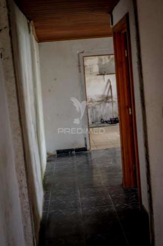 Moradia de dois pisos com terreno – freguesia de rosais