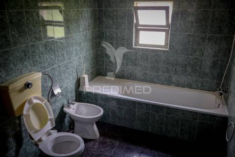 Moradia de dois pisos com terreno – freguesia de rosais