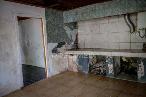 Moradia de dois pisos com terreno – freguesia de rosais