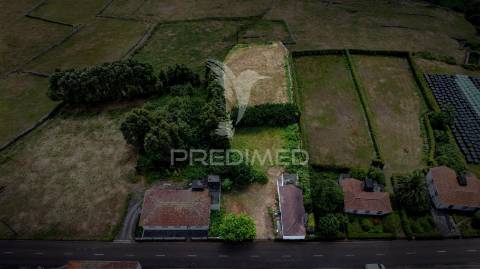 Moradia de dois pisos com terreno – freguesia de rosais