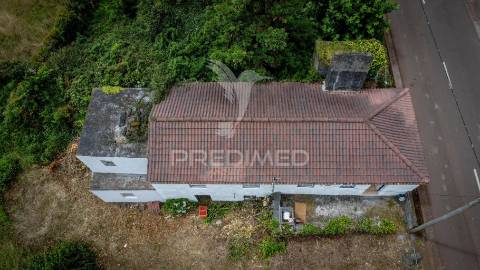 Moradia de dois pisos com terreno – freguesia de rosais