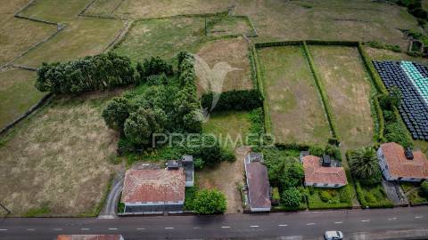 Moradia de dois pisos com terreno – freguesia de rosais