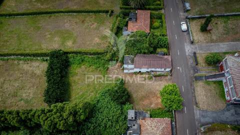 Moradia de dois pisos com terreno – freguesia de rosais