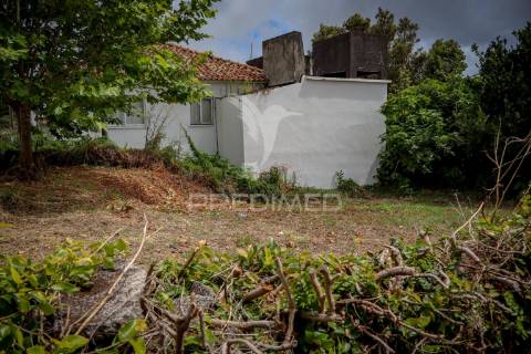 Moradia de dois pisos com terreno – freguesia de rosais