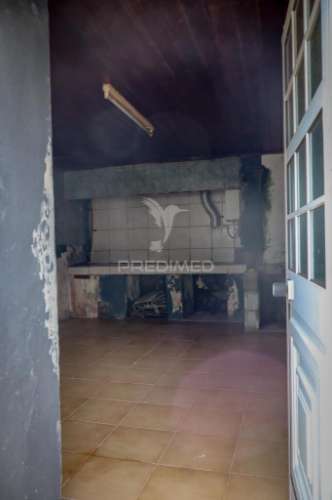 Moradia de dois pisos com terreno – freguesia de rosais