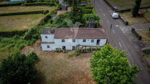 Moradia de dois pisos com terreno – freguesia de rosais